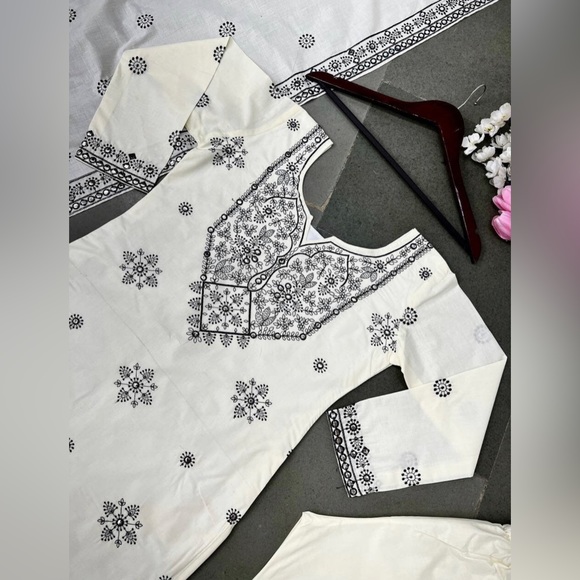 Lunching New Đěsigner Party Wear Top, Bottom With Dupatta With Heavy Embroidery - Picture 2 of 5